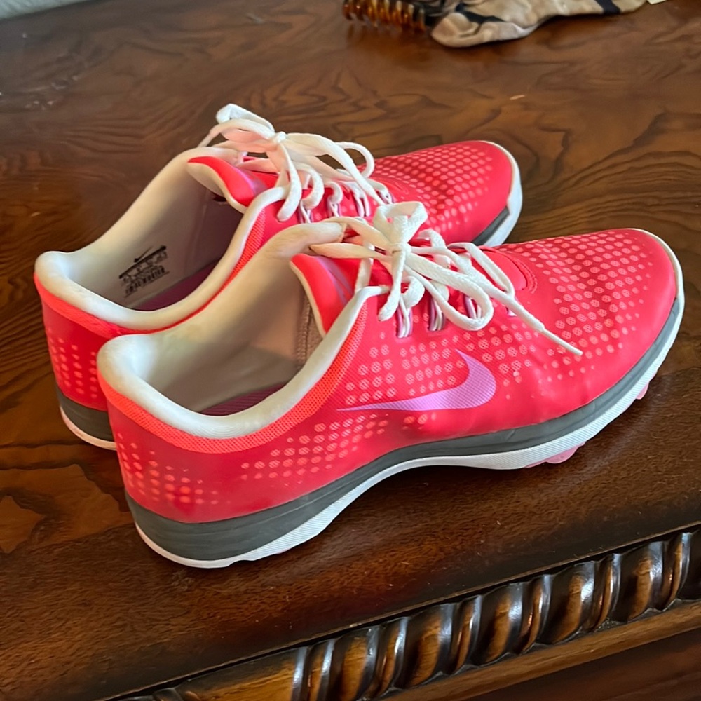 Like new 8.5 Nike golf shoes